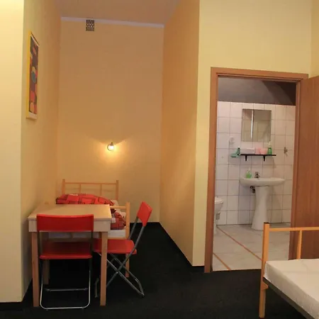 City Hostel بيت شباب *